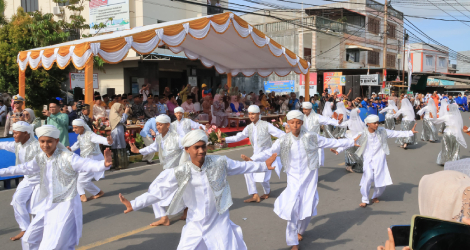 Ribuan Warga Meriahkan Pawai Ta'aruf Pembukaan MTQH XIV Kabupaten Bintan 2025