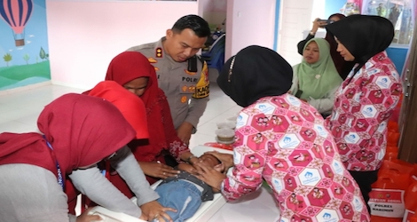 Cegah Stunting, Polres Karimun Kembali Berikan Vitamin A kepada Balita di Posyandu Kemala Aspol