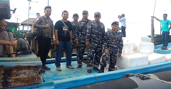 Lanal Ranai Lepasliarkan Baby Lobster Hasil Tangkapan Lanal Batam