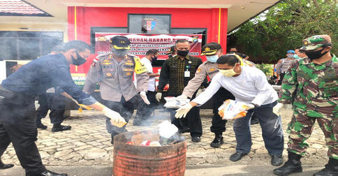 Sambut Ramadhan, Polres Lingga Musnahkan Makanan Kadaluarsa dan Miras