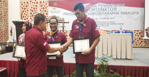 Koordinator PKH Lingga Terima Penghargaan dari Kemensos