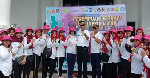 Peringati Hari Ibu, PKK Natuna Gelar Jalan Sehat Keluarga