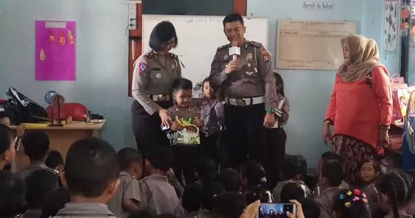 Satlantas Polresta Barelang Bersosialisasi dengan Anak TK