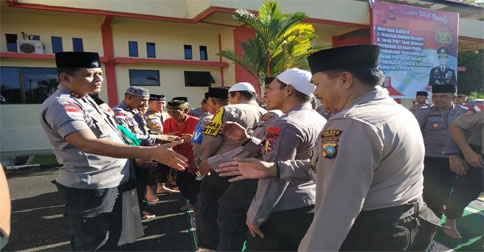 Kapolres Natuna Sholat Idul Fitri Berjamaah Bersama Warga Masyarakat