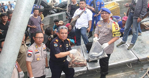 Kapal Patroli Baharkam Mabes Polri Tangkap Dua Kapal Pencuri Ikan asal Vietnam di Natuna