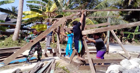 Sertu Johansyah Pelopori Pembangunan Pos Siskamling di Kelurahan Sabang Barat