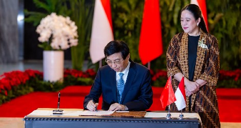 Puan Terima Kunjungan Ketua MPR Tiongkok di DPR