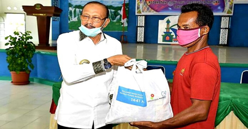 Bupati Natuna Serahkan Bantuan di Kecamatan Pulau Laut