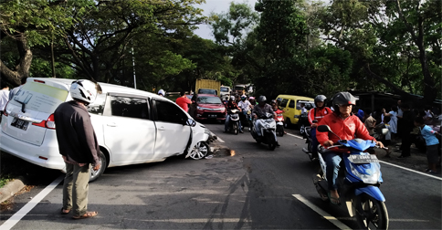 Rem Blong, Suzuki Ertiga Tabrak Median Jalan dan Pohon di Bengkong