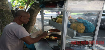 Dari Rujak Buah 'Anakku Bisa Sarjana'