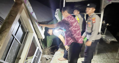 Tanggap Bencana, Polsek Dabo Singkep Bantu Warga Atasi Rumah Roboh di Desa Batu Berdaun