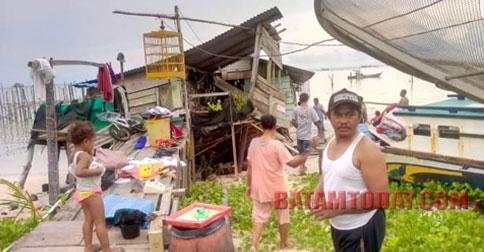 FKPS dan IKKB Bantu Ringankan Beban Ibu Lia, Pemilik Rumah yang Rubuh di Natuna