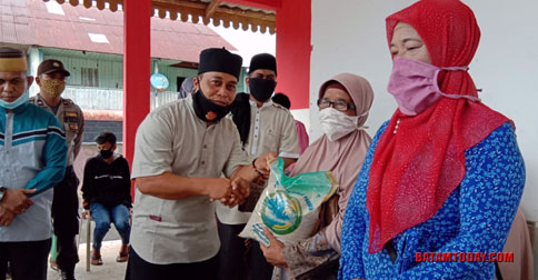 Wabup Lingga Bagikan Sembako Saat Menggelar Safari Ramadhan