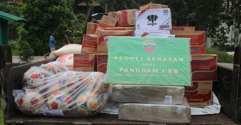 Korem Wira Pratama Berikan Paket Bansos kepada Korban Longsor Serasan