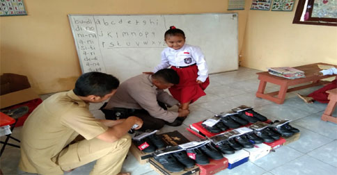 Polres Lingga Bagikan Sepatu Gratis kepada Siswa SD Desa Sebayur