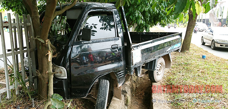 Sopir Diduga Mabuk, Mobil Pick-up Tabrak Pohon di Batuaji
