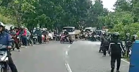 Tumpahan Solar Selimuti Aspal, Belasan Pengendara Motor Terjatuh di Bukit Daeng