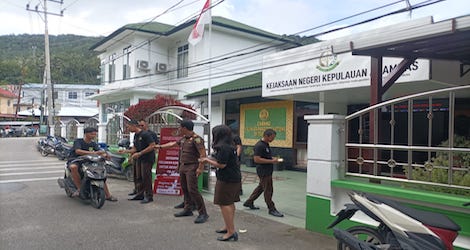 Peringati Hakordia 2024, Kejari Anambas Sosialisasikan Pencegahan Korupsi Lewat Pembagian Kaos dan Stiker