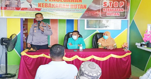 Kapolsek Serasan Sosialisasikan Bahaya Karhutla di Desa Jermalik Natuna