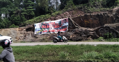 Warga Batam Ungkapkan Kekesalan atas Aksi Ugal-ugalan Angkutan dengan Spanduk 'Sri Ora Bakal Bali, Bimbar Ambyar'