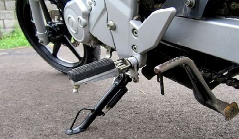 Begini Dampak Buruk Parkir Motor Sering Pakai Standar Samping