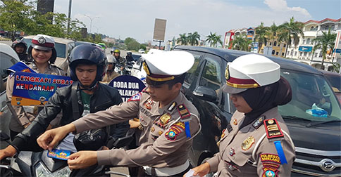 Polresta Barelang Sosialisasi Keselamatan Berlalu Lintas dengan Pasang Stiker di Kendaraan