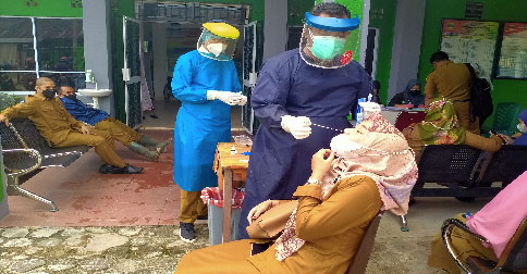Jelang PTM Terbatas, Guru SMA di Singkep Jalani Rapid Antigen
