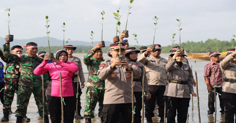 Lestarikan Lingkungan, Polres Bintan Tanam Ribuan Bibit Mangrove di Pantai Lahoa