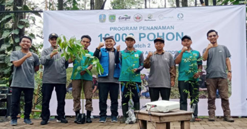 Lestarikan Sumber Air di Gunung Arjuna, Cargill Bersama Masyarakat Tanam 5.000 Bibit Pohon