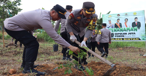 Polres Bintan Tanam 125 Bibit Pohon Buah di Lingkungan Mapolres