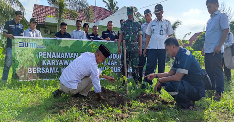 Kurangi Polusi, PT Timah Tbk Tanam 180 Bibit Pohon Produktif di Kundur Barat