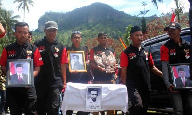 Bongkahan Tanah Makam Tan Malaka Diarak Menuju Sumbar