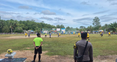 Dukung Kegiatan Positif Masyarakat, Polsek Daik Lingga Amankan Turnamen Sepak Bola