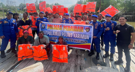 Peduli Keselamatan Nelayan, Satpolairud Polres Karimun Bagikan Life Jacket di Teluk Uma