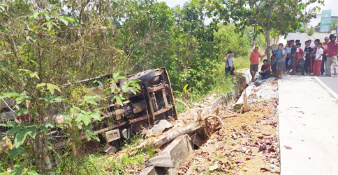 Hilang Tenaga, Mobil Box Bermuatan Pakan Ayam Terbalik di Tanjakan Tanjungpermai