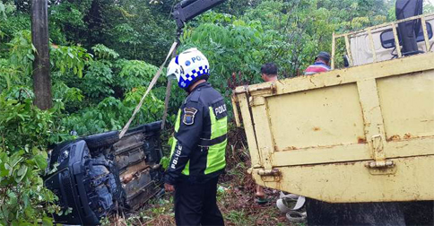 Mini Bus Warna Hitam Terjungkal di Jalan Wisata Trikora Bintan