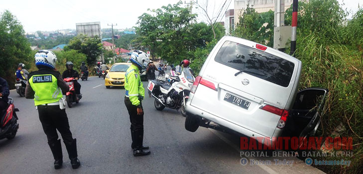Pengemudi Mobil Nissan Evalia Hilang Kendali Hingga Terperosok ke Parit