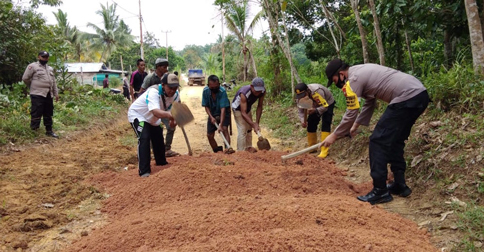 Polsek Singkep Barat bersama Warga Pebaiki Saluran Air dan Timbun Jalan Desa Persiapan Air Batu
