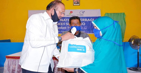 Bupati Natuna Serahkan Bantuan Sembako dan Dana Hibah di Bungaran Timur Laut