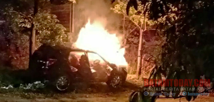 Mobil Terbakar di Seibeduk, Sopir Belum Ditemukan
