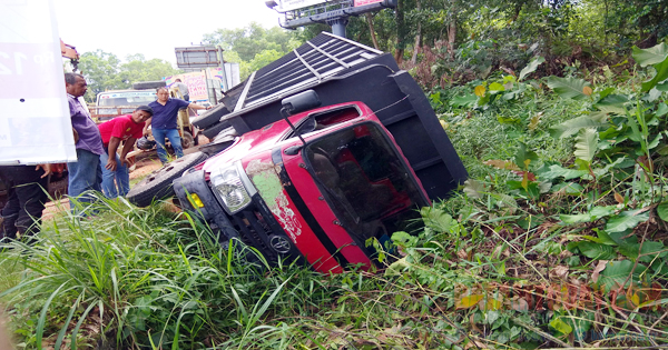 Truk Pengangkut Gas LPG di Tanjungpinang Nyemplung ke Parit