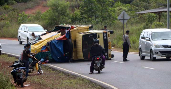 Truk Bermuatan Barang Pindahan Terbalik di Jalinbar Bintan