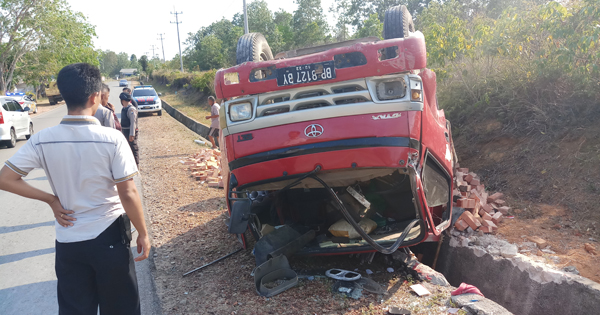Diduga Kelebihan Muatan, Truk Pengangkut Bata Merah Terbalik di Tanjunguban