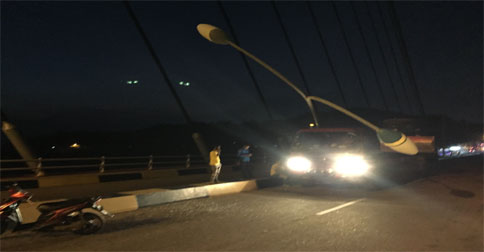 Truk Trailer Pengangkut Bulldozer Tabrak Lampu Jalan Jembatan Barelang