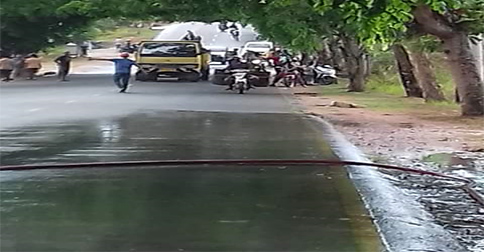 Belasan Motor Tergelincir di Jalan KM 23 Kijang Akibat Tumpahan Minyak