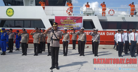 Kapolres Natuna Pimpin Ziarah Makam dan Tabur Bunga di Laut Penagih