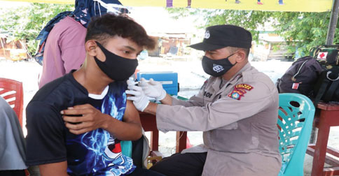 Vaksinasi Jangkau Pulau, Polres Lingga Sasar Warga Pekajang