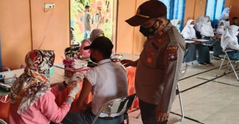 Polsek Daik Lingga Vaksinasi Pelajar di SMAN 1 dan Ponpes