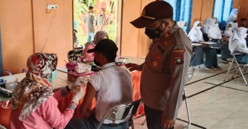 Polsek Daik Lingga Kembali Vaksinasi Ratusan Pelajar