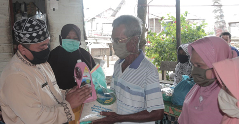Wabup Lingga Bagikan Paket Sembako ke Warga Pulau